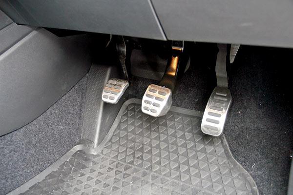steel pedals with rubber ribs for grip