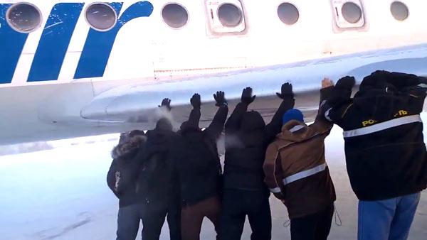Passengers get out and push frozen Serbian plane