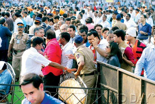 Drawing the line: Cops had to move barriers close to the VIP seats to keep the crowds at a safe distance. Pics/Sayyed Sameer Abedi, Pradeep Dhivar