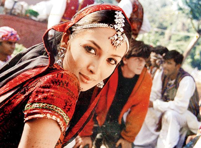 Malaika Arora-Khan made Shah Rukh Khan match steps with her on the roof a train in Chaiyya Chaiyya from Dil Se. This AR Rahman composition was played in  the Hollywood film, Inside Man.