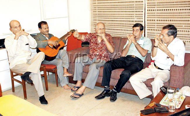 Ramesh Parikh (centre) plays the harmonica with his friends at his residence in Peddar Road. Pic/Emmanual Karbhari