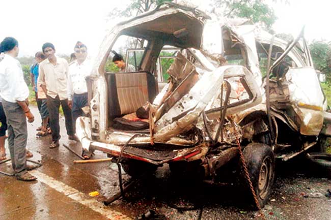 The Tavera (right) was carrying 9 passengers on the expressway without a legal permit, when it collided with a truck