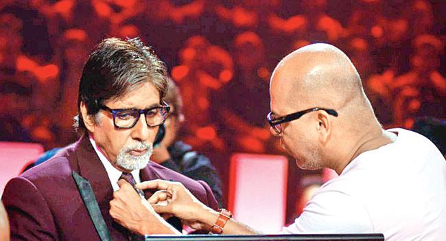 Amitabh Bachchan (left) with Narendra Kumar on the Kaun Banega Crorepati sets