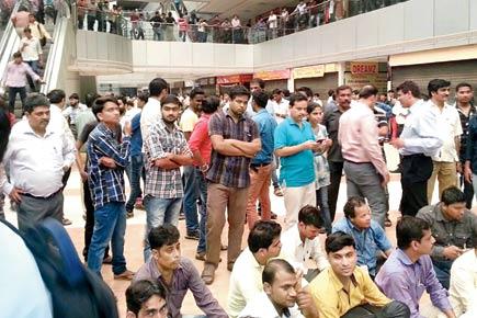 Shop owners at Bhandup mall protest against frequent power cuts
