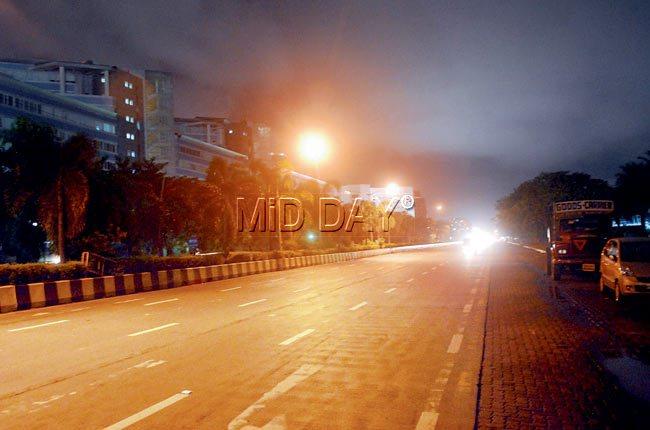 Even the main road is deserted at BKC after 7 pm, and women say incidents of petty robberies have increased of late. Pic/Sayyed Sameer Abedi