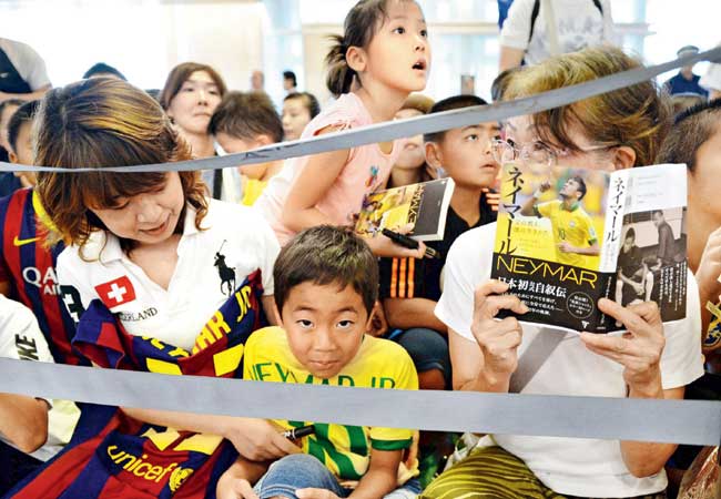 Fans wait for Neymar to arrive at Tokyo