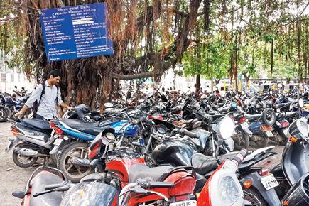 Commuters demand better parking facility at Pune railway station