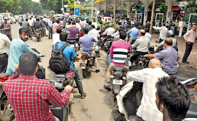 Lining up: Fearing the indefinite closure of petrol pumps, people made a beeline at fuel stations to get their fill; PPDA called off the strike yesterday evening. 