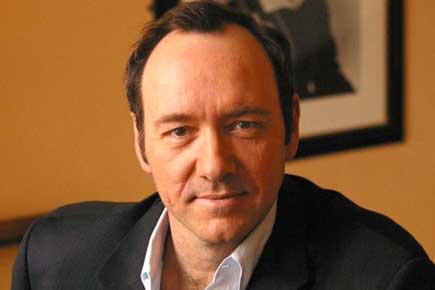 Kevin Spacey walking with a cane after injury