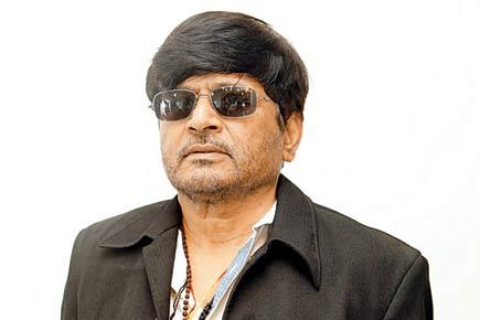 Raghubir Yadav blindfolding himself for 'Pocket Gangsters'
