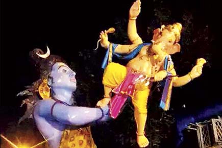 Ganesh idol collapses in during transit, sculptor blames potholes