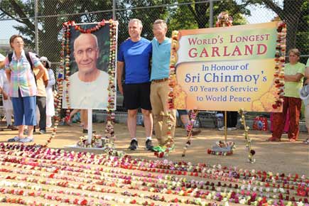 World's longest garland honours Indian spiritual guru in US
