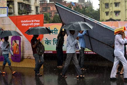 Mumbai witnesses heavy rainfall; Ganpati revellers affected