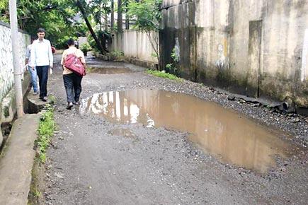 Potholes come to the rescue of Mumbai man who got robbed at knifepoint