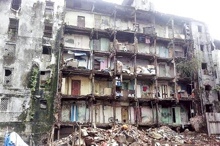 5 balconies of century-old Dongri building crumble