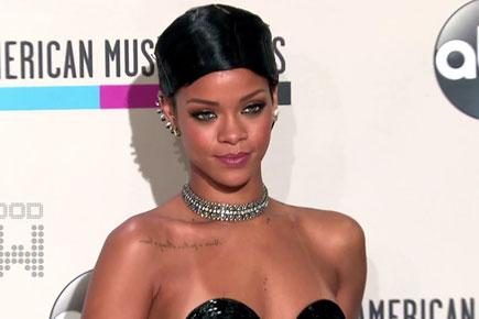 Drake insults Rihanna during live performance