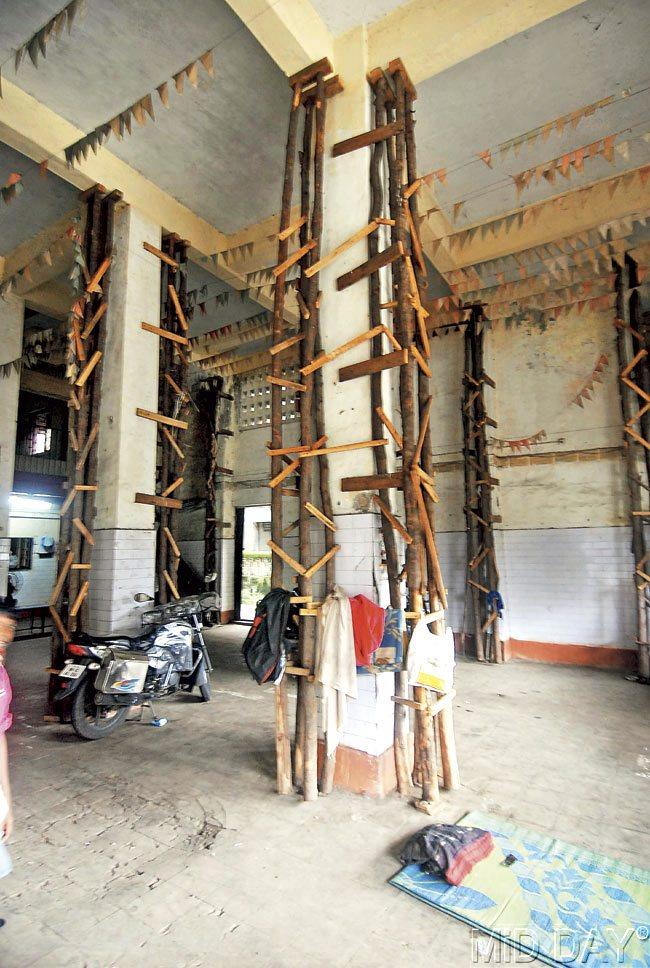 The dilapidated building of Mandvi fire station is currently being supported by bamboo structures. Pic/Sameer Markande