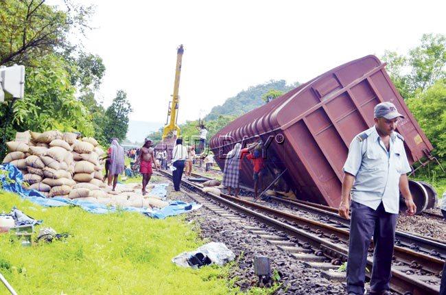 Around 250 workers spent a large part of the day removing the sacks and placing them next to the tracks