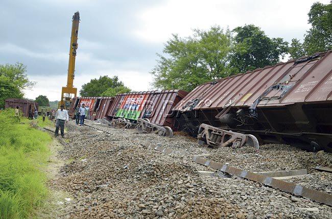 Nearly 250 workers were deputed to clear the tracks and re-rail the train. Pics/Shrikant Khuperkar