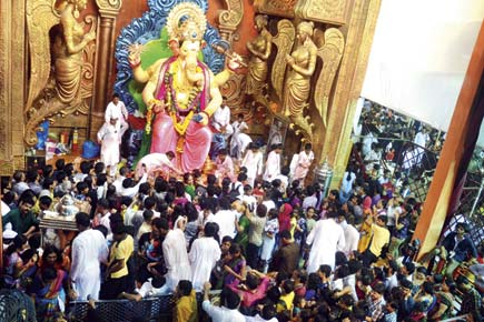 Alert citizens at Ganesh pandals to be rewarded with gold coin
