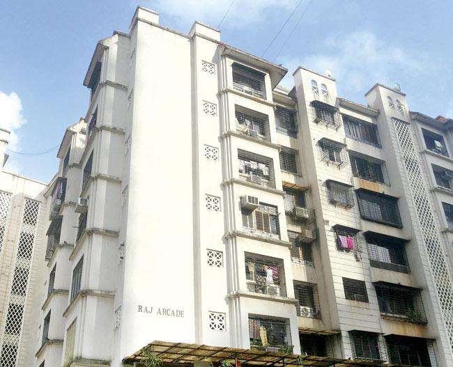 Raj Arcade Apartments in Mahavir Nagar, Kandivli (West), where Anil Merchant lived