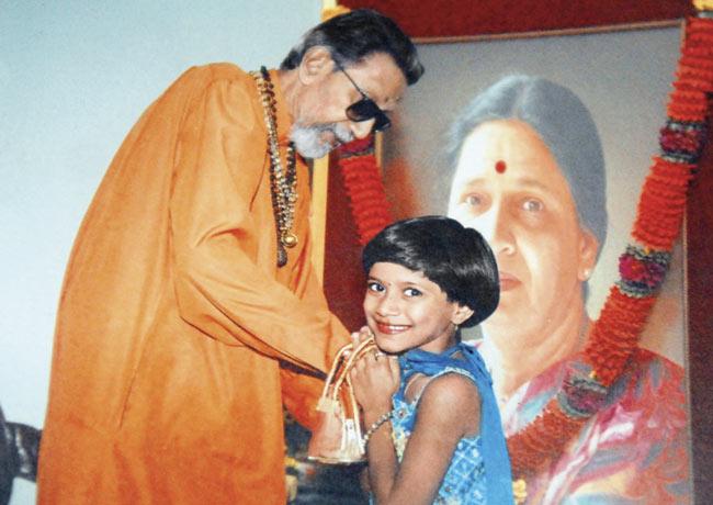 Mallakhamb champ Rajmudra Loke with Bal Thackeray in 2006