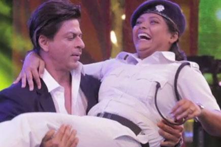 Shah Rukh Khan lifts lady constable, sparks controversy
