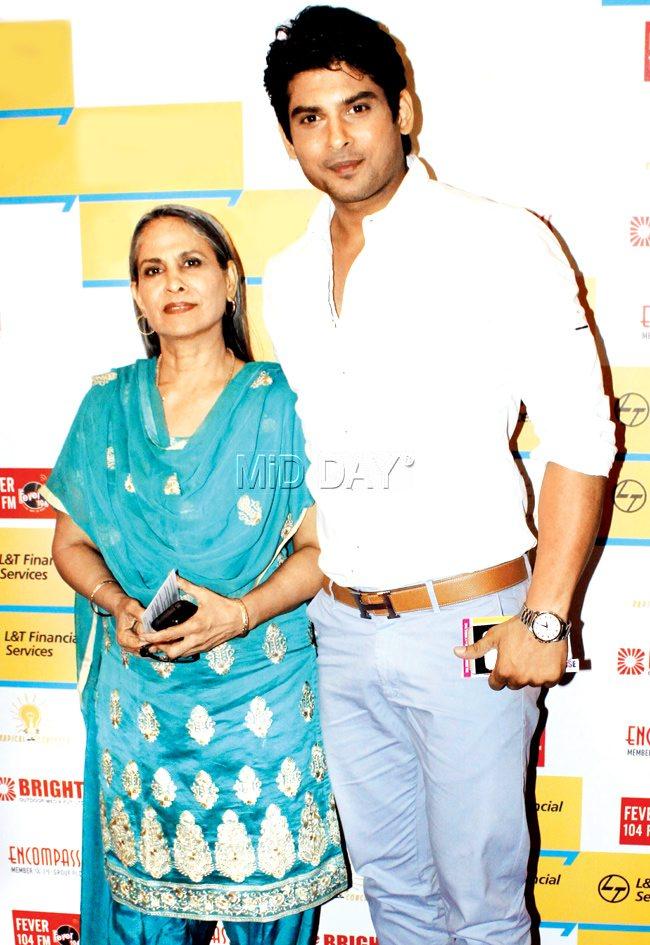 Siddharth Shukla with his mom