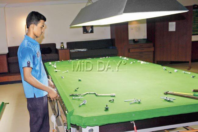 The baize on the table being changed. Pic/Emmanual Karbhari