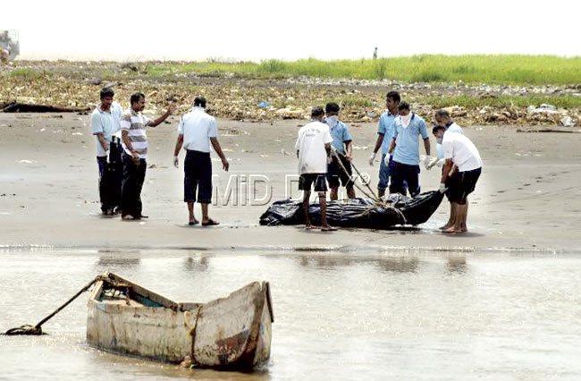 While police say they received a call for only one dead body, local villagers say they had informed them about three corpses floating on the waters late on Saturday night. Pic/Hanif Patel