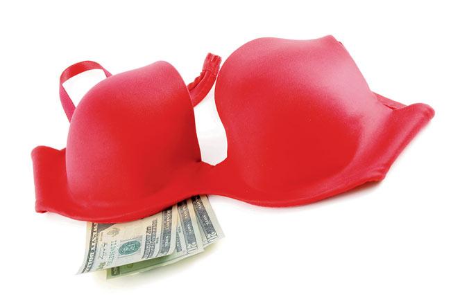 Woman detained at US airport for padding her bra with USD 40,000 cash!