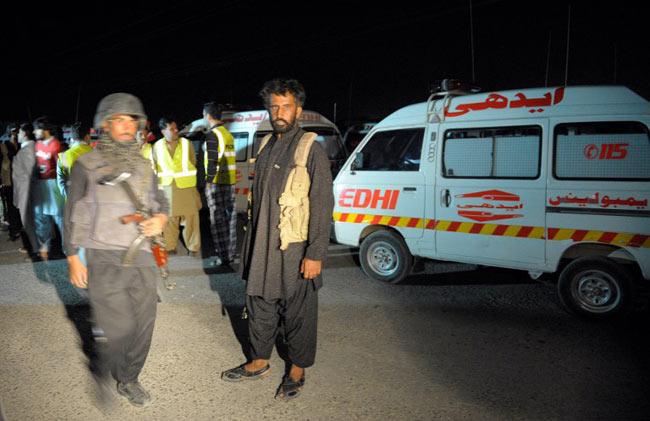 Pakistani volunteers arrive as they gather near the military airbases after an attack by militants in Quetta