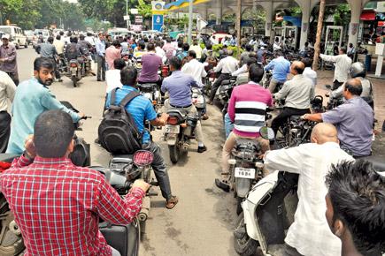 'No helmet, no fuel' in Maharashtra to promote road safety
