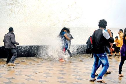 Rain lovers throng Mumbai's shore as monsoon arrives in city