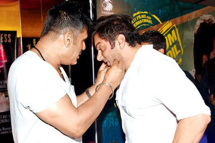 Why is Suniel Shetty pulling Sohail Khan's cheeks?