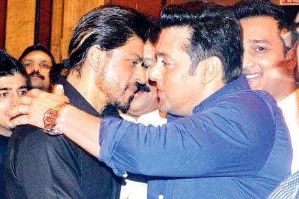 Shah Rukh Khan, Salman Khan hug each other at Iftar party