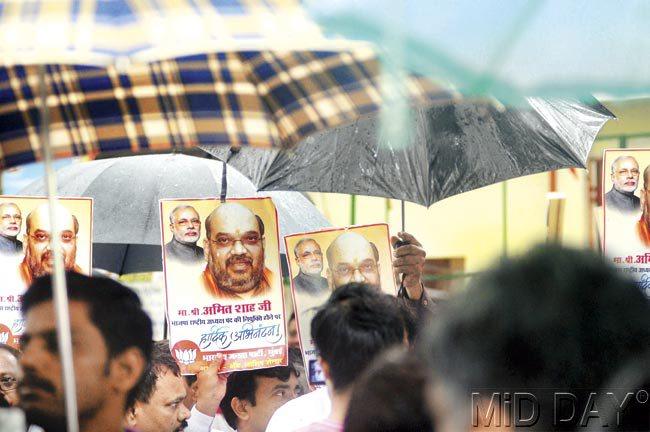 Braving the rain, BJP workers celebrated Amit Shah’s appointment as the party president at their Nariman Point office yesterday. Pic/Bipin Kokate