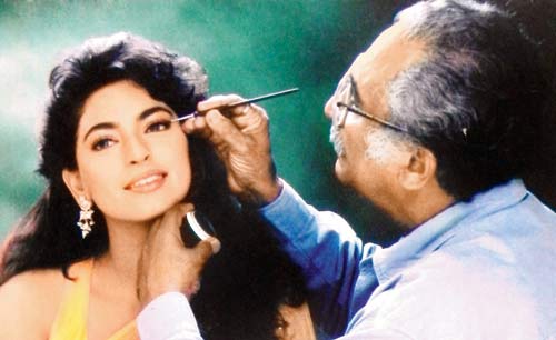 Juker should be credited for making Yash Chopra’s heroines look ethereal with his make-up. In this picture, he is working on Juhi Chawla’s make-up on the sets of Darr (1993).