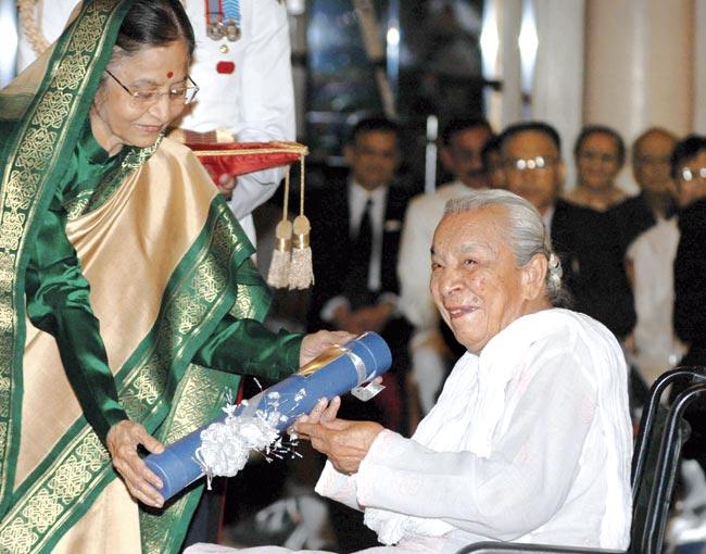 Sehgal getting the Padma Vibhushan from President Pratibha Patil in 2010. File pic