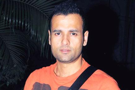 Don't give mobile phones to kids: urges Rohit Roy