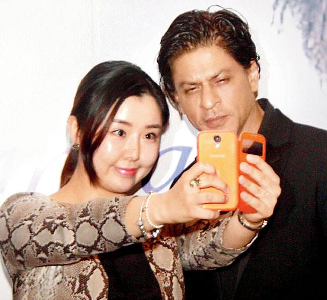 Shah Rukh Khan with a Korean fan