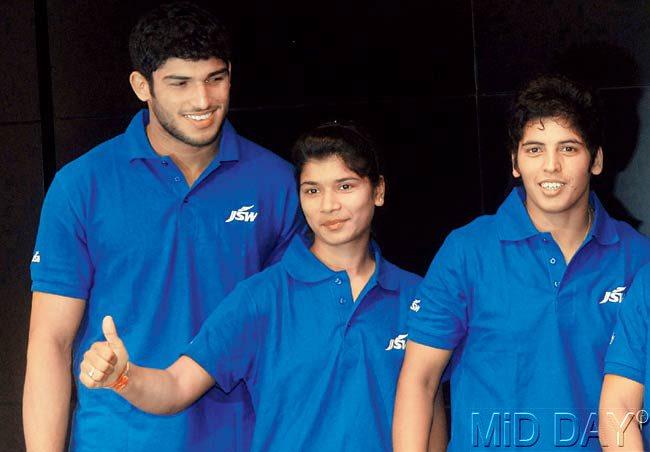 Zareen Nikhat surrounded by judokas Avtar Singh (left) and Garima Chaudhary. Pic/Sayed Sameer Abedi 