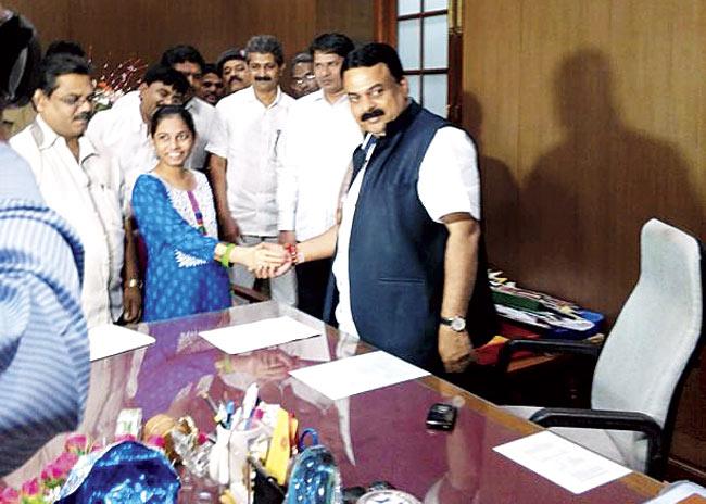 Mayor Sunil Prabhu met Monika in the Dean’s office of KEM Hospital yesterday, hours before she was discharged