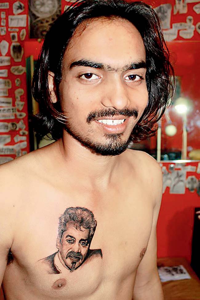 Akshay Goswami  from Indore has singer Hariharan’s picture tattooed on his chest