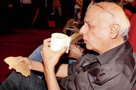 Mahesh Bhatt clicked enjoying tea and khakras