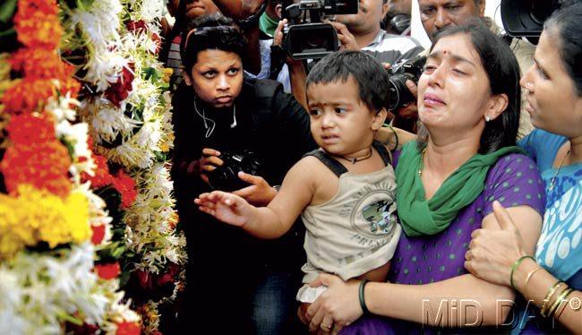 Shubhangi Ivalekar says she doesn’t know how much of the home loan is left unpaid  since her husband handled all the finances. (Left) Fireman Nitin Ivalekar’s body is carried out to the crematorium for the last rites. Pics/Shadab Khan