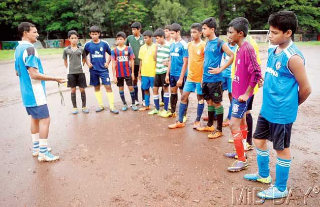 Don Bosco coach Leslie Machado talks to his players during a practice session at Matunga. The defending champions will take on Don Bosco, Borivali today. Pic/Pradeep Dhivar