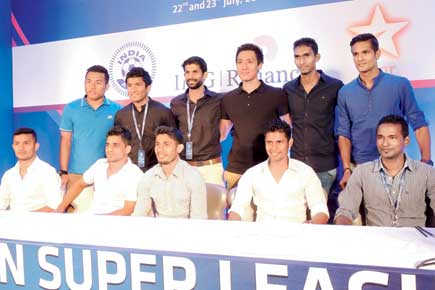 Men who matter: Dharmaraj Ravanan (sitting, extreme left), Mehtab Hossain, Syed Rahim Nabi, Steven Dias and Climax Lawrence. Standing (l to r) Jeje Lalpekhlua, Nirmal Chettri, Denzil Franco, Gouramangi Singh, Lenny Rodrigues & Subrata Paul at ISL drafts D