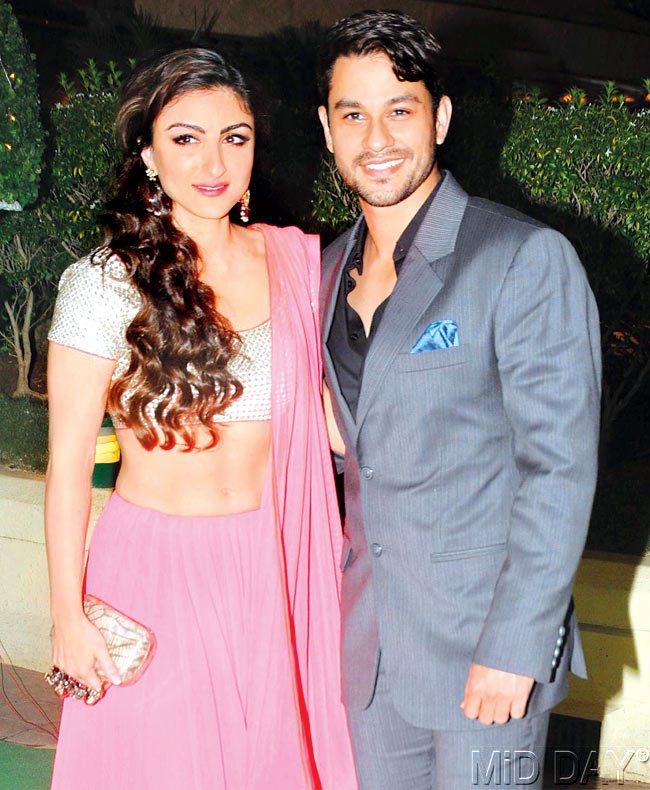 Soha Ali Khan recently tweeted that her boyfriend Kunal Khemu proposed to her during their holiday in Paris and that she said yes to him. Pic/Satyajit Desai