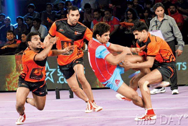 U Mumba players hold back a Jaipur Pink Panther raider during a Pro Kabaddi League match at NSCI, Worli on Saturday. Pics/Satyajit Desai